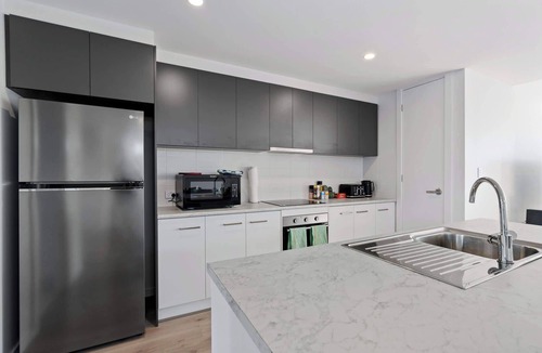 Victor Harbor House | 4-13 Central Dr Victor Harbor - Wi-Fi and Linen