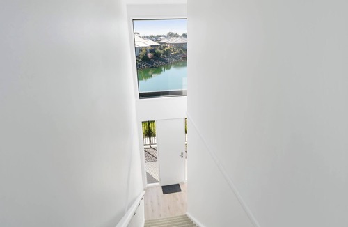 Victor Harbor House | 4-13 Central Dr Victor Harbor - Wi-Fi and Linen
