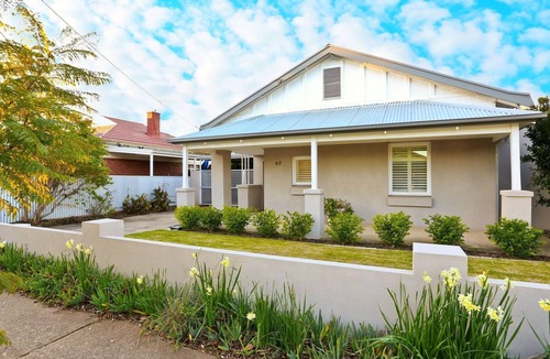 West Croydon House | 4 bd, 2 bath, 2 living, sleeps 8
