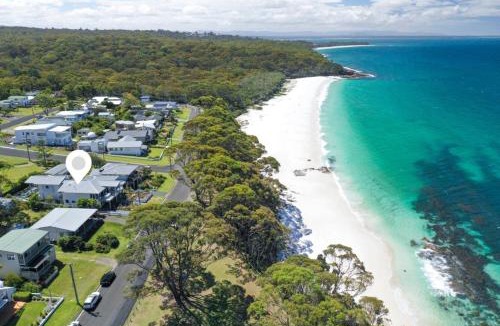 Hyams Beach House | 4 BDR - 4PM Checkout - 250m to Beach - Outdoor spa