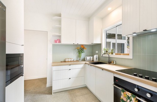 Macmasters Beach House | 4 minute walk to the beach