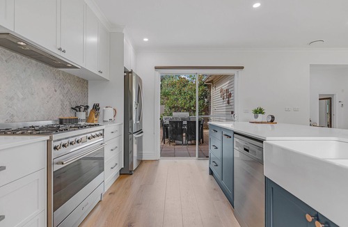 Echuca House | 4BR * 2 BA * Sleeps 10 * Pool * Close to Town & Boat Ramp