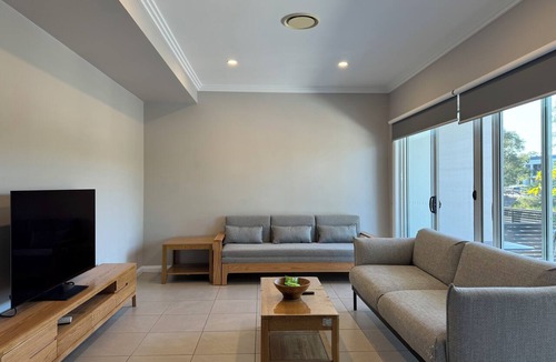 Penrith Bed & Breakfast | 4BR 3Baths Walk to Train, Westfield & Sydney International Regatta Centre