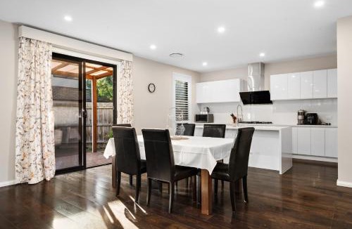 Doncaster House | 4BR Doncaster Home Dual Ensuites & Deck