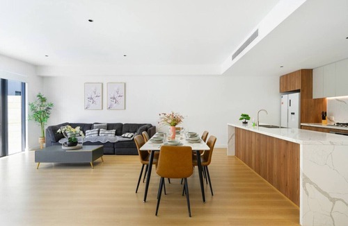 Box Hill House | 4BR Spacious Townhouse in Box Hill | Sleeps 8