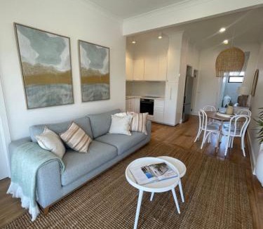 Lakes Entrance Villa | 4BR Waterfront - Skippers Quarterdeck