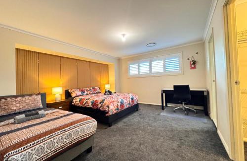 Penrith Villa | 5 Bedroom Group Accommodation Penrith CBD Sleeps 12 Near Hospital Stadium