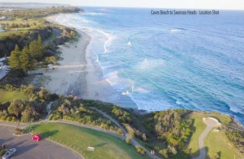 Caves Beach House | 5 Mins Walk to Beach, Large 5BR, 3 Bathrooms House