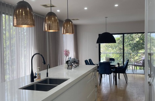 Merewether House | 5 Star 3 Bedroom House close to Merewether Beach