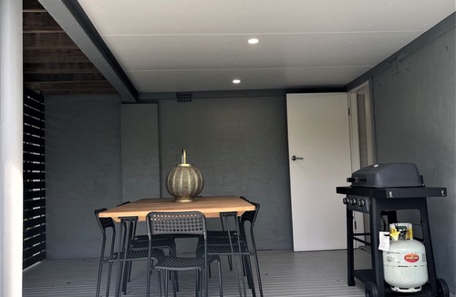 Merewether House | 5 Star 3 Bedroom House close to Merewether Beach
