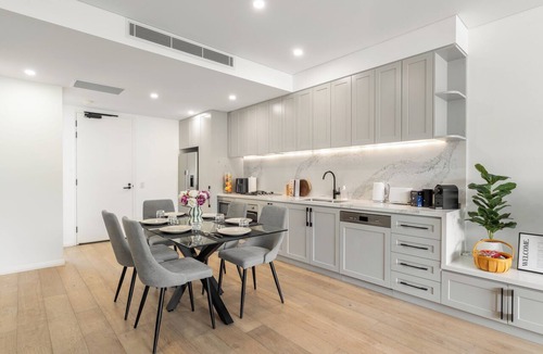 Thirroul Apartment | ⭐️5-Star Luxury 2BR Getaway Scenic Terrace & Views Walk to Train & Beach