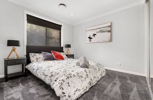 Windradyne House | 5 Star Luxury - Games room - Pet Friendly - Sleeps 20