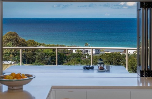 Forster House | 56 Becker Road - one street back from the Beach!