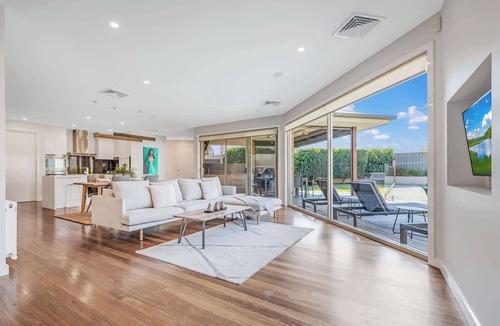 Moama House | 6A Blair St - Echuca Holiday Homes