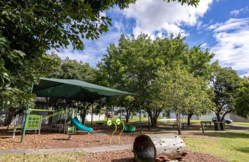 Coorparoo House | 6KM to CBD Convenient 5BR Queenslander Coorparoo