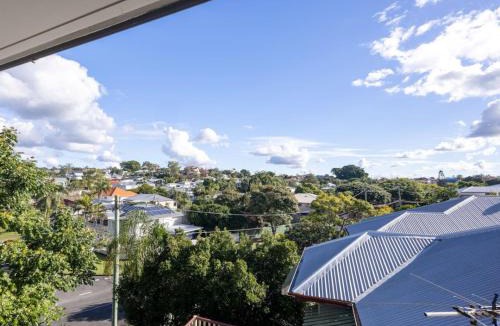 Coorparoo House | 6KM to CBD Convenient 5BR Queenslander Coorparoo