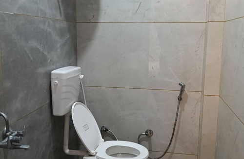 Ayodhya Hotel | 7-bedroom hotel in Ayodhya with AC Hotel Abhinandan palace ram mandir by 500 mtr
