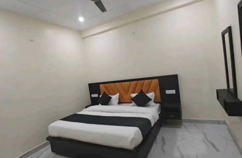 Ayodhya Hotel | 7-bedroom hotel in Ayodhya with AC Hotel Abhinandan palace ram mandir by 500 mtr