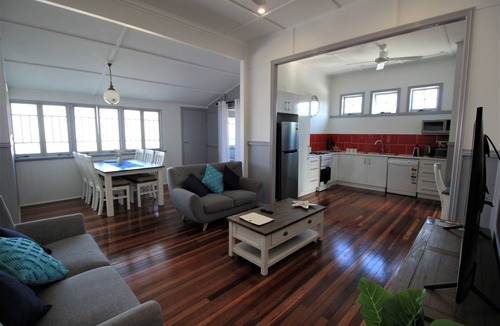 Torquay Apartment | 85 on Cypress - Beachside luxury upstairs apartment