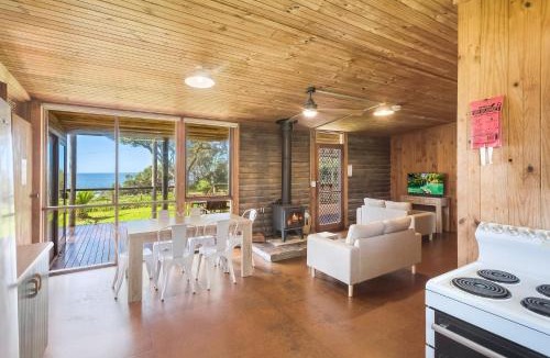 Dalmeny House | 98 Ocean Parade Rustic Log Cabin