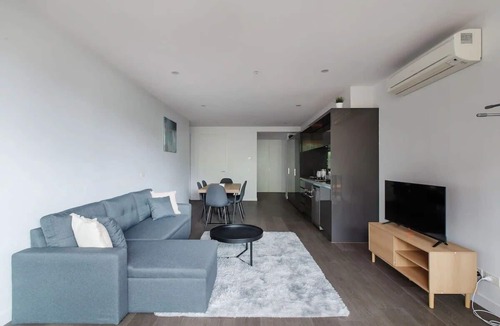 Parkville Apartment | A 3BR Apt Next to Melbourne Zoo, Free Parking