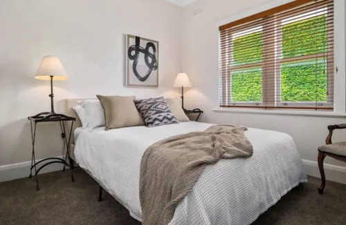 South Melbourne Apartment | A+ Albert Park Art Deco Gem. Sleeps 5. Avalon4.