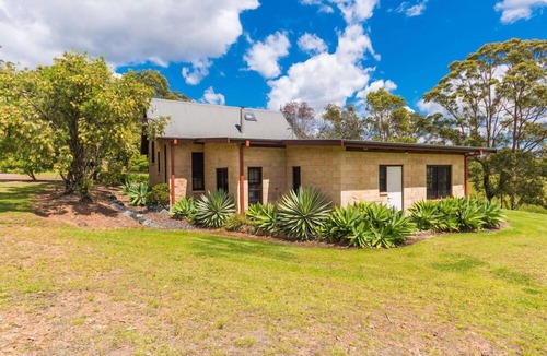 Possum Brush House | A beautiful split level sandstone and cedar cottage.