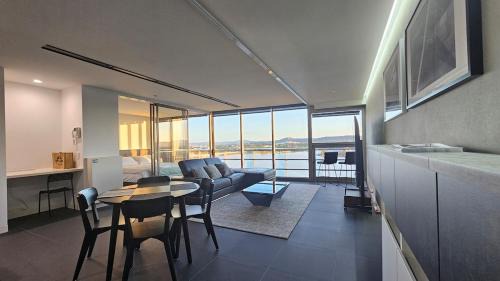 City West Apartment | A breathtaking lake view in NewActon Canberra