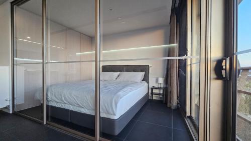 City West Apartment | A breathtaking lake view in NewActon Canberra