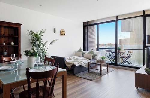 Carlton South Apartment | A Chic 2BR Apt Near Melbourne Uni, Free Parking