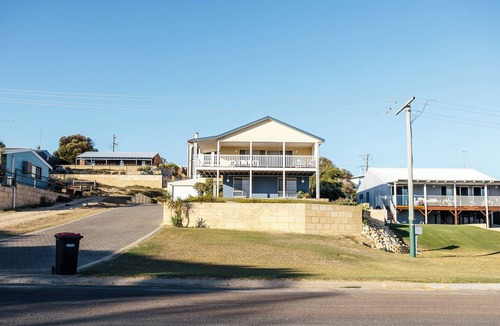 Guilderton House | A little LUXE & BIG views! 300 Meters to beach! Sleeps MAX 8; Pet friendly