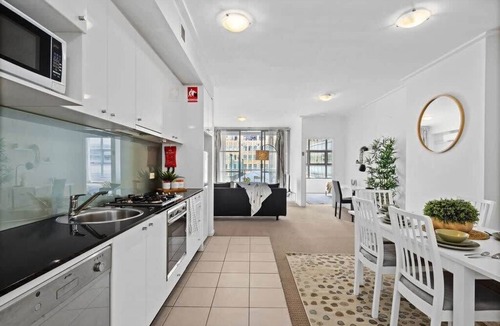 Sydney Central Business District Apartment | A Modern Apt for 6 Right Next to Darling Harbour