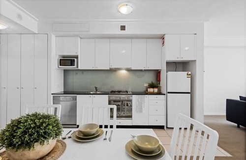 Sydney Central Business District Apartment | A Modern Apt for 6 Right Next to Darling Harbour
