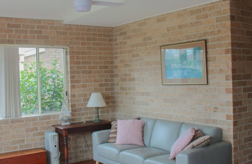Black Head Apartment | A short walk to Black Head Beach, park with bbqs & amenities, shops and cafes
