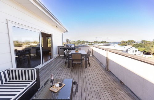 Ocean Grove House | A spacious, light-filled home, a stone's throw from the water