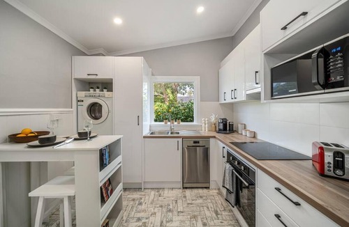 Glenelg South Apartment | A Stone's Throw - Cafes, Parking, WiFi