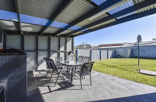 Port Macdonnell House | "A Wave From It All" is a Cosy 3 bedroom 1950's Mt