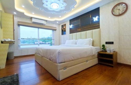 Muhamma Boat Rental | Aarush road lines and holidays