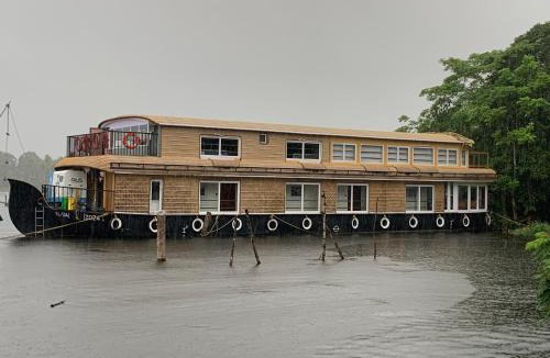 Muhamma Boat Rental | Aarush road lines and holidays