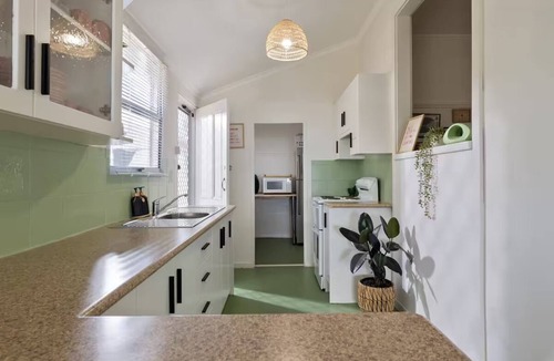 Port Broughton House | Absolute Beachfront Escape. Sleeps 11. Ocean views + Outdoor Bath. Pet Friendly