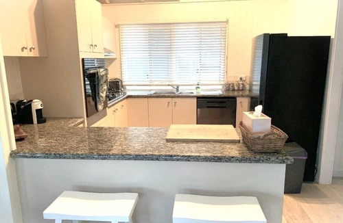 Eurong House | Absolute Beachfront 3 BR + Pool Kgari (Fraser Is)