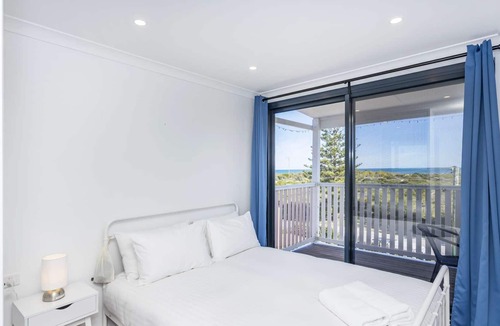 Singleton Apartment | Absolute beachfront! Newly renovated Hamptons style. PET FRIENDLY & free WIFI!