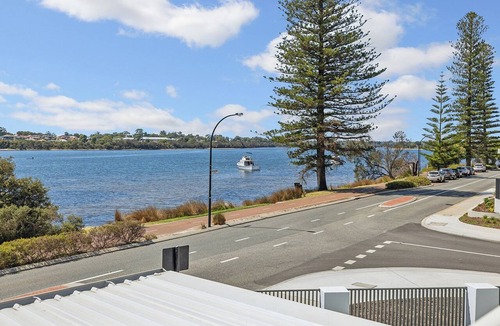 Mount Pleasant House | Absolute Riverfront Retreat | Swan River Views | Sleeps 6