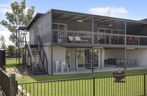 Pellaring Flat House | Absolute Waterfront Bliss – Pet Friendly, Seperate living areas, Family Shack.
