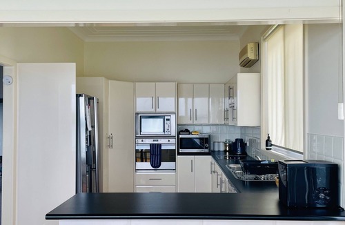 Kilaben Bay House | Absolute waterfront holiday house - blue ribbon location