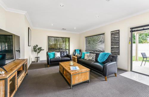 Mount Gambier Apartment | Accommodation On Lansell 1 being Unit 1 of 6 Lansell Street