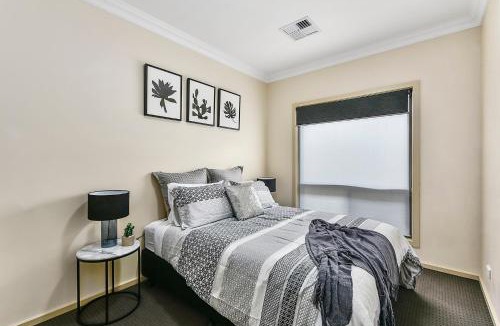 Mount Gambier Apartment | Accommodation On Lansell 1 being Unit 1 of 6 Lansell Street