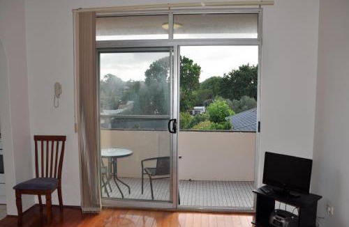 Bexley Apartment | Accommodation Sydney Kogarah 2 Bedroom Budget Apartment with Balcony