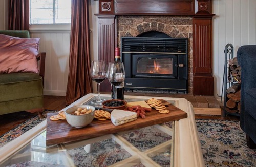 Stanthorpe House | Addisons Stanthorpe with hot tub
