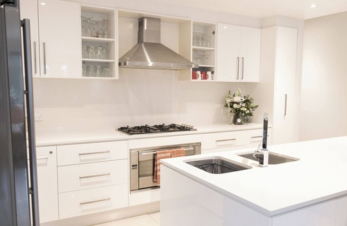 Parkside House | ADELAIDE FRINGE BASE: LUXURY 4BR near CBD Sleeps 8 Secure Garage + Parking